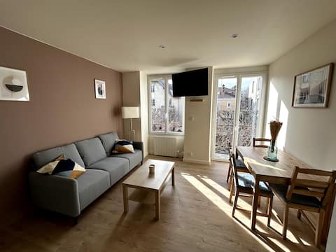 2 Bedrooms / Balconies / Downtown / Close to Train Station
