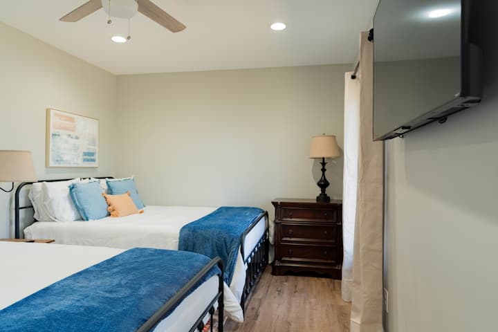 Bedroom with 2 queens