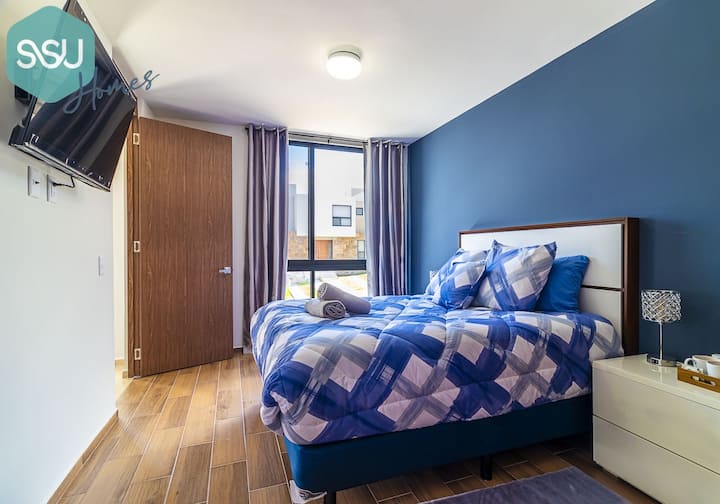 Секундарна спална соба со брачен кревет (широк 150-179 см) и паметен телевизор.