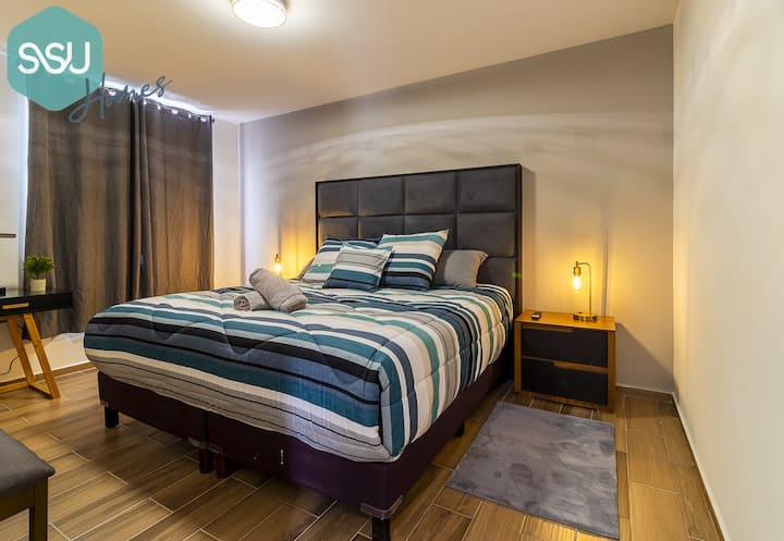 Главна спална соба со брачен кревет (широк 180-220 см).