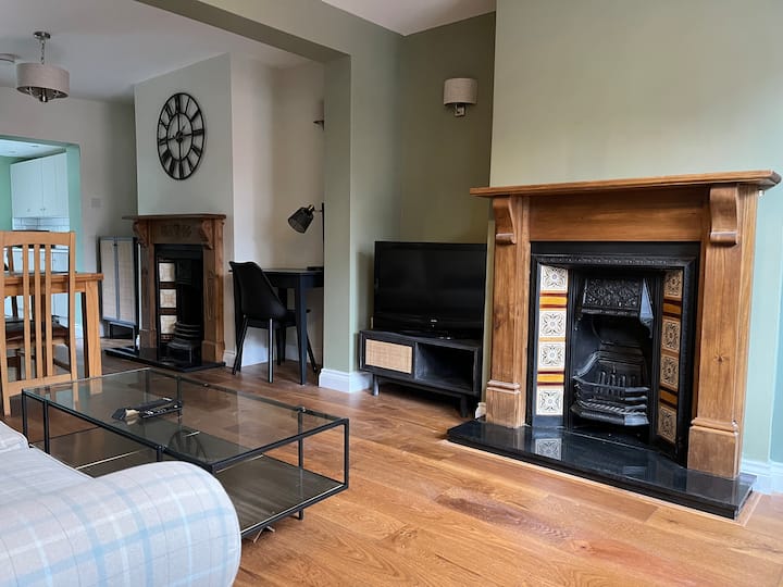 Stylish grade 2 listed cottage in Beverley Houses for Rent in East