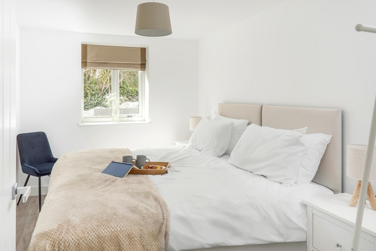 חדר שינה עם מיטת סופר קינג סייז