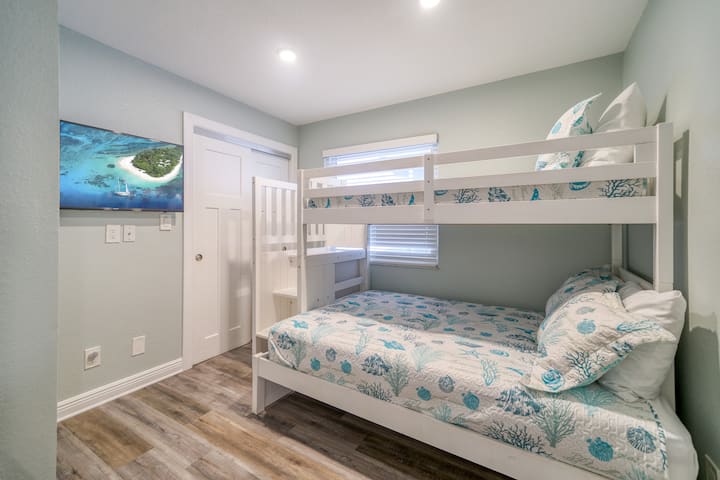 Двуетажно легло: двойно легло отдолу и единично легло отгоре