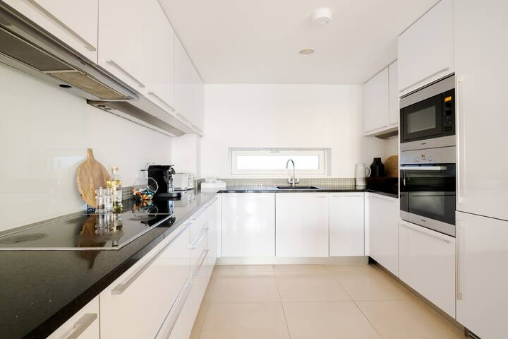 Spectacular Covent Garden Penthouse with AC & Lift gallery image 3