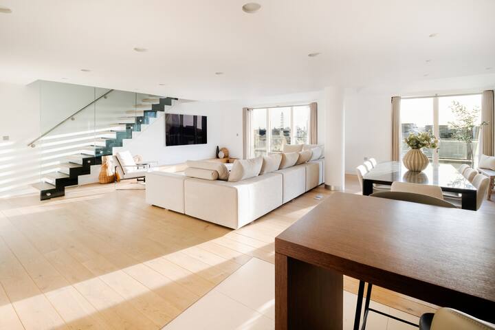 Spectacular Covent Garden Penthouse with AC & Lift gallery image 5