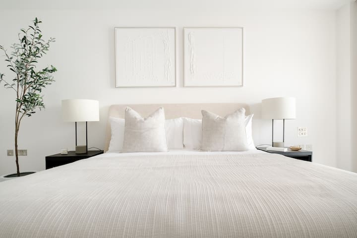 Spectacular Covent Garden Penthouse with AC & Lift gallery image 2