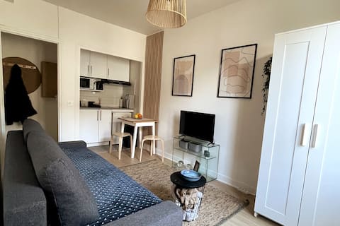 Studio, nearby metro and wood.