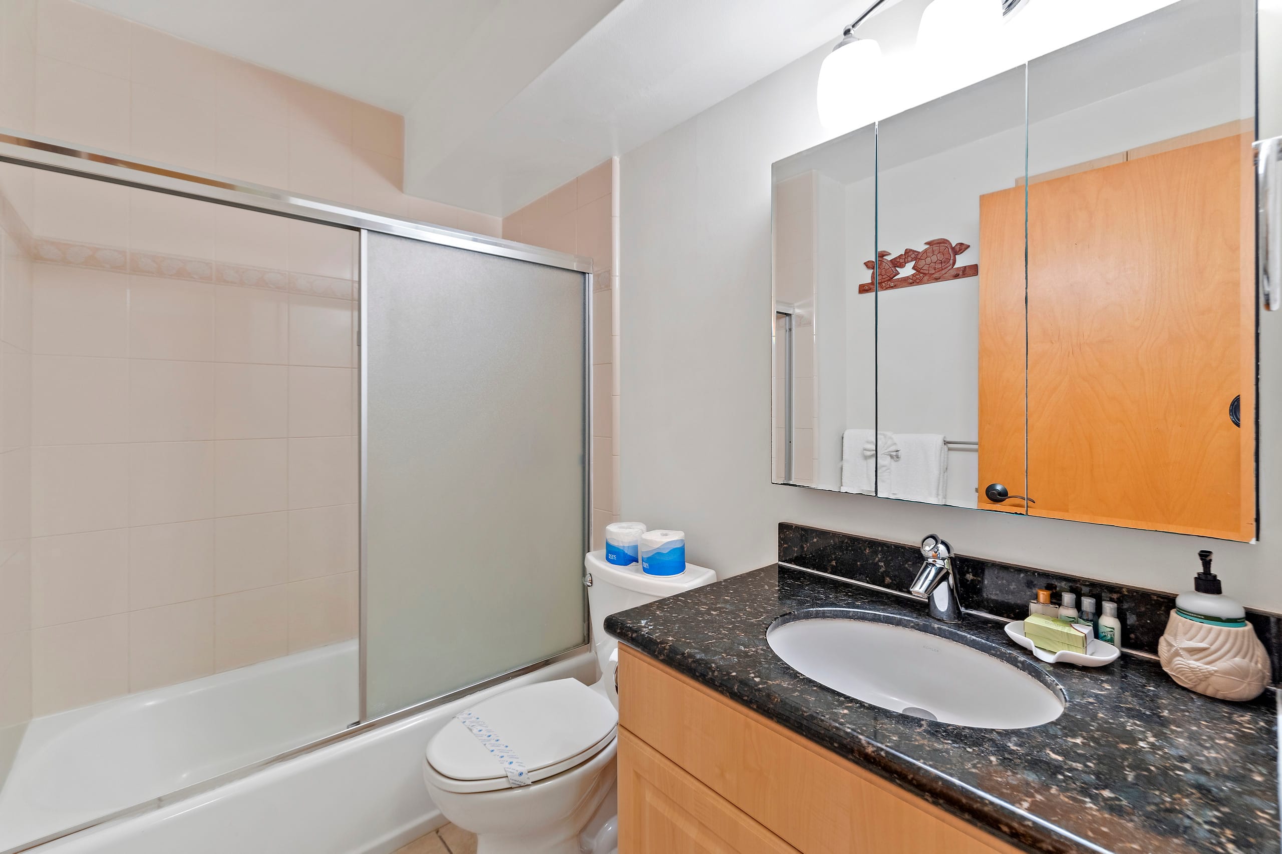 Condo in Honolulu · ★4.76 · 1 bedroom · 2 beds · 1 private bath - Image 23