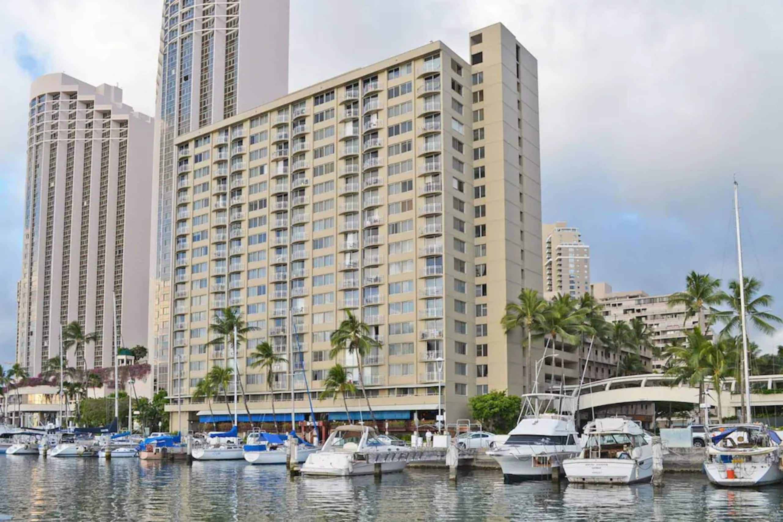 Condo in Honolulu · ★4.76 · 1 bedroom · 2 beds · 1 private bath - Image 27