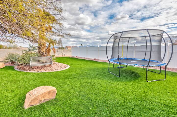 Stylish Modern Central House. 5 BRD 3 BTH! gallery image 4