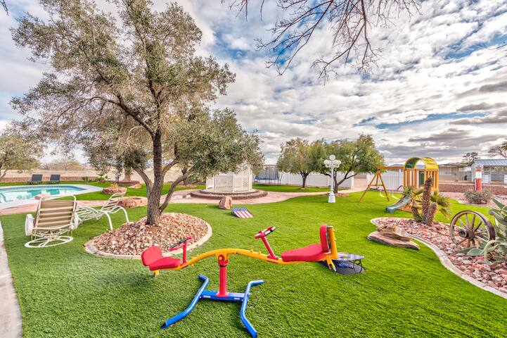 Stylish Modern Central House. 5 BRD 3 BTH! gallery image 2