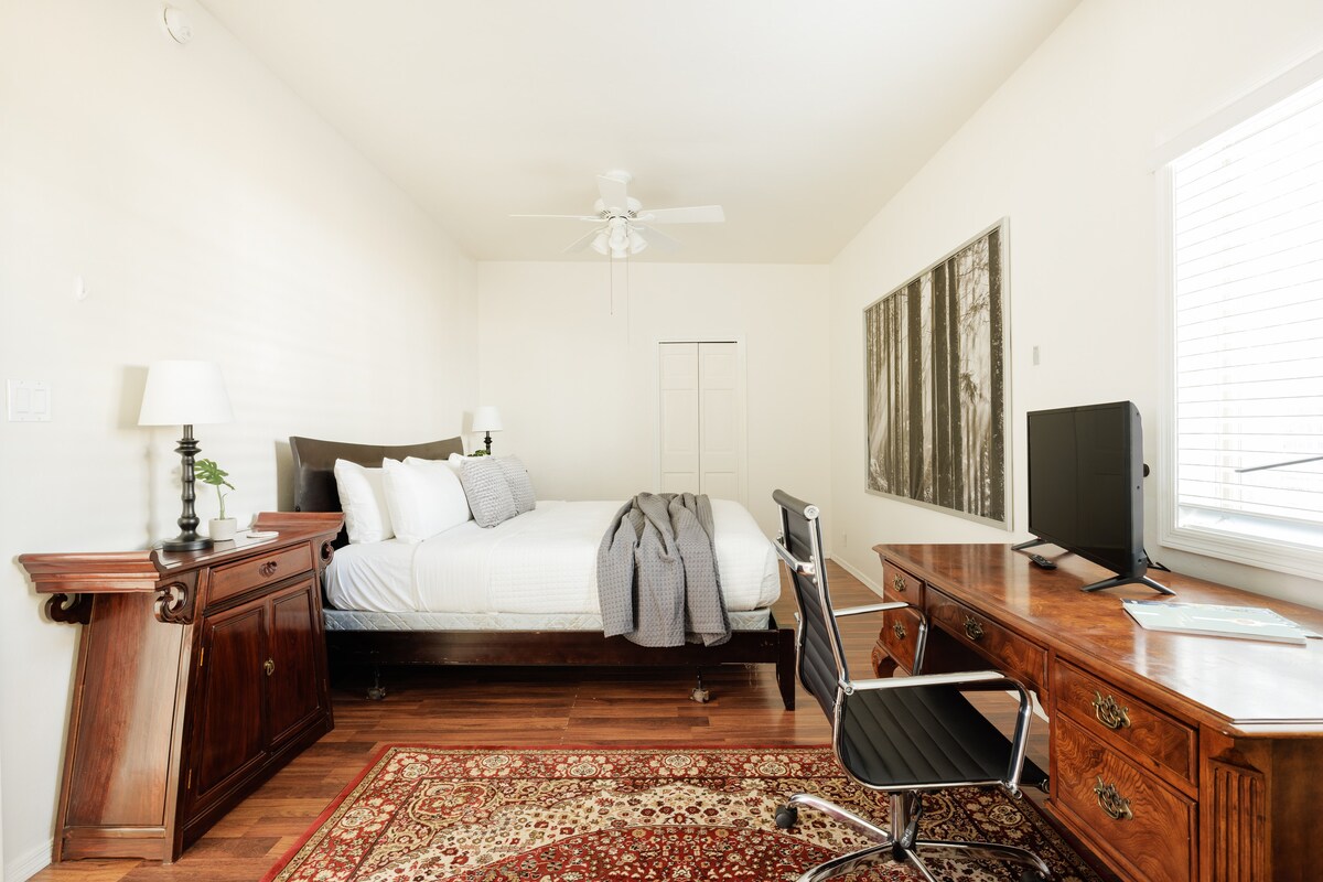 غرفة نوم داخلية بسرير كينج ومكتب.