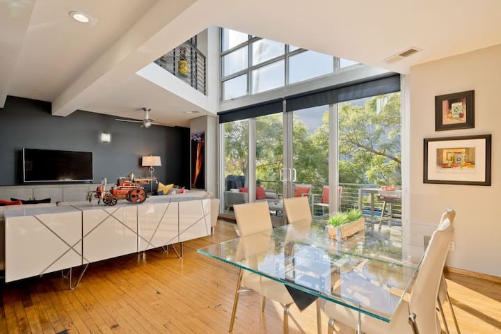 Spacious Contemporary Loft: Private Garage+Balcony