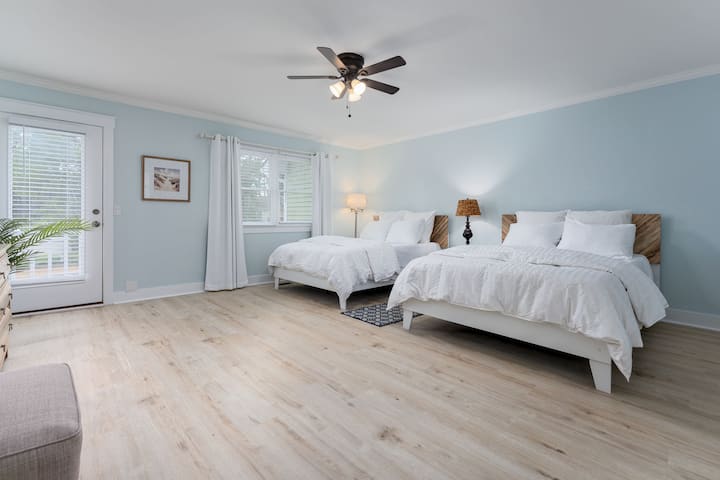 Cette chambre standard offre deux lits queen size confortables avec des draps haut de gamme et des oreillers moelleux. Une télévision connectée à écran plat de 50 pouces est placée pour une visualisation facile depuis les deux lits. La pièce dispose d'une belle disposition avec une table de chevet, des lampes de lecture et un espace de travail.