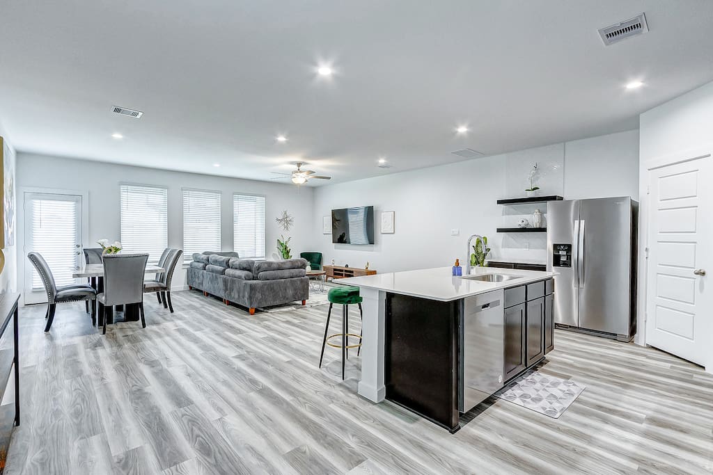 Luxury getaway mins from med center /NRG/downtown