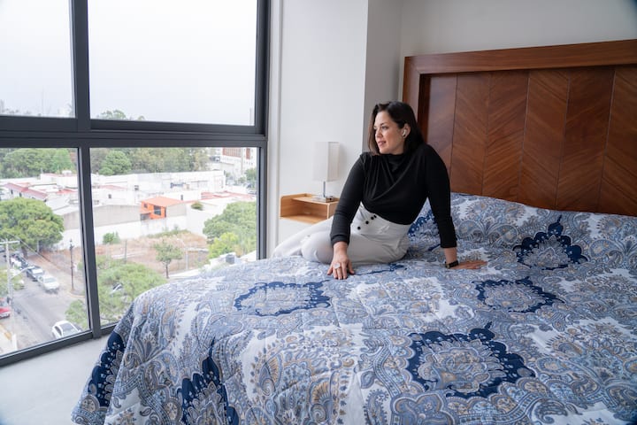 ห้องหลักพร้อมเฟอร์นิเจอร์คุณภาพสูงใหม่ทั้งที่นั่นและทั่วทั้งอพาร์ทเมนท์