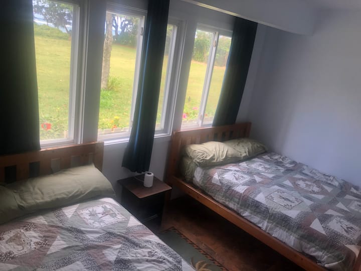 Spálňa č.4 s 2 manželskými posteľami a výhľadom na park a oceán