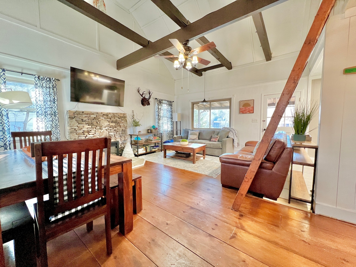 Brvnara u potkrovlju s dnevnim boravkom, kaučem za spavanje s bračnim krevetom, spavaćom sobom s bračnim krevetom, loftom s 4 odvojena kreveta i 1,5 kupaonicom. Udobni kauči, veliki TV i električni kamin za opuštanje nakon jezera!