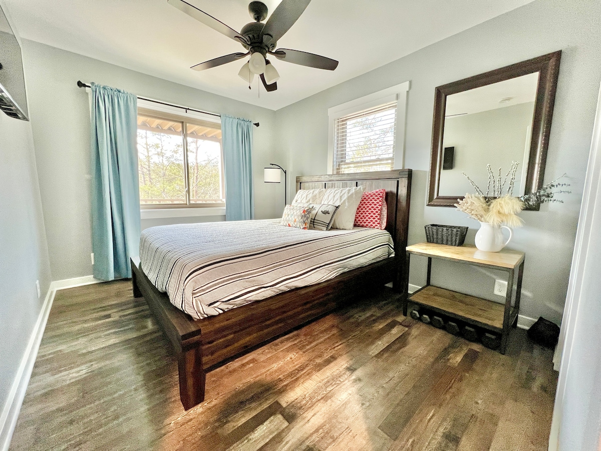 Kuhinjska brvnara: spavaća soba s bračnim krevetom i pogledom na jezero.