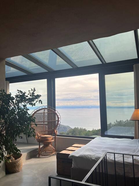 Artistic 3Bdrm House w View on the Ida Mountains