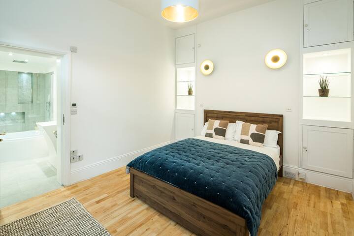 Spacious, luxurious 3 bed garden flat, Hampstead gallery image 3