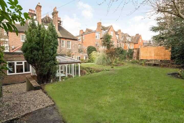 Spacious, luxurious 3 bed garden flat, Hampstead gallery image 4