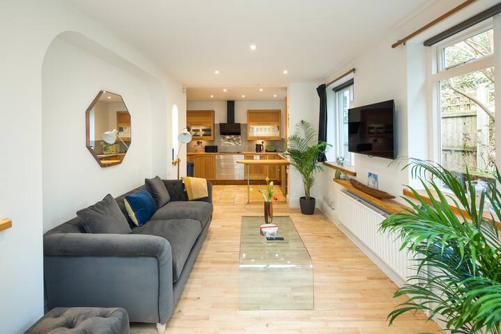 Spacious, luxurious 3 bed garden flat, Hampstead gallery image 2
