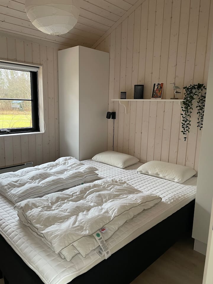 Kamer met tweepersoonsbed 160 cm + 2 kasten - 1 met planken en 1 met ophangpaal