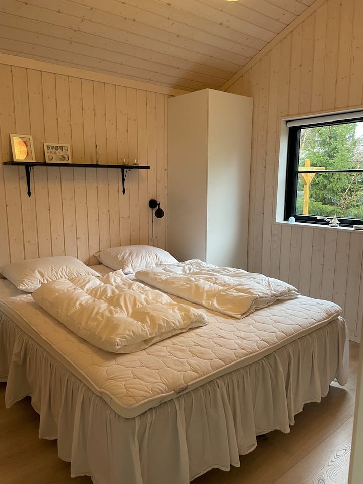 Kamer met tweepersoonsbed 160 cm - 2 kasten met planken