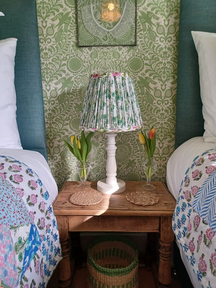 \ ห้องนอนที่ 2 มีเตียงคู่ซึ่งสามารถเปลี่ยนเป็นเตียงขนาดคิงไซส์