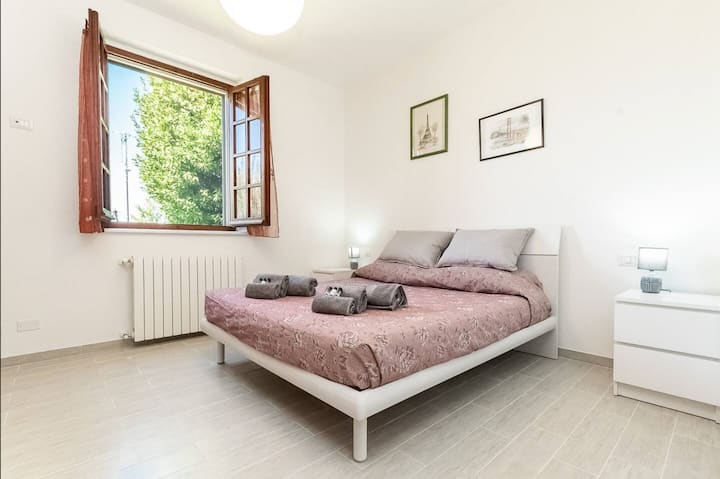 spálňa na prízemí s klimatizáciou. Svetlé a útulné s výhľadom na zeleň. Elegantná manželská posteľ s dôrazom na detail, ideálna na oddych v úplnom pokoji