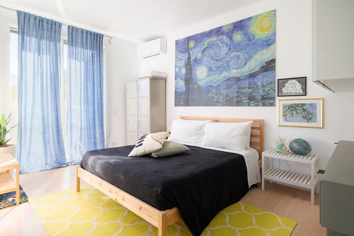 Dormitorio doble con luz matutina