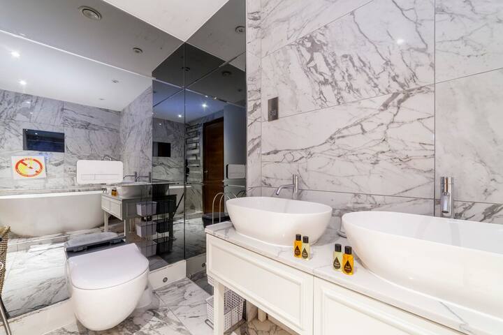 Spectacular Aircon 4BDR w/Roof Terrace gallery image 3