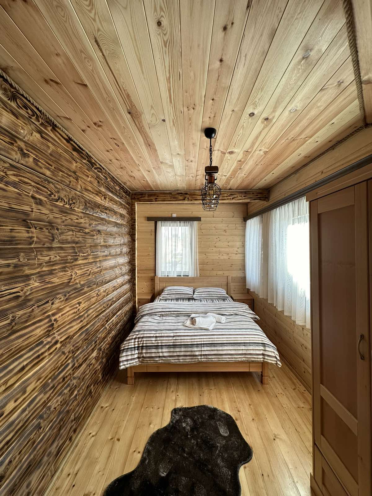 Dhoma kryesore ofron krevat dhe gardërobë me madhësi dopio "queen"