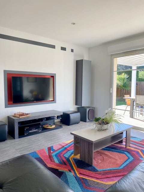 Airbnb performant: Villa des Oyats, pool, in Ares à Arès