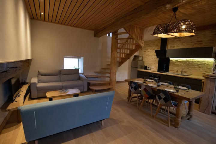 obývacia izba s rozkladacou pohovkou „Rapido“ (sivá na fotke) so skutočnou posteľou 140/190.