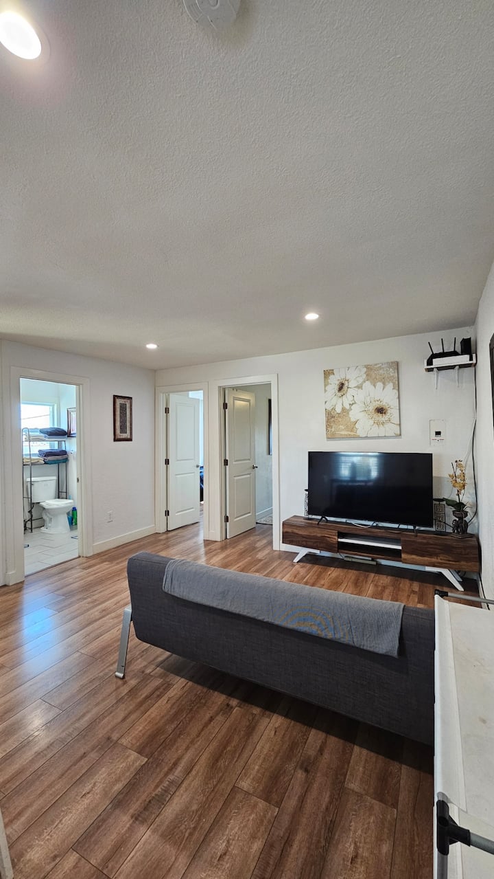 2 La Habra, 2/1 Family And Peace Disneyland 30 Min - Fullerton, CA