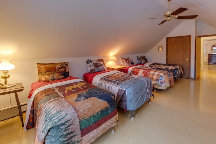 Large Chalet Near Bretton Woods! - Bethlehem, NH