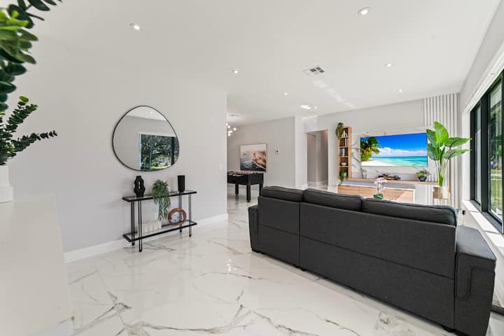 Amazing Family Paradise: Pool_bbq/games/playground - North Miami