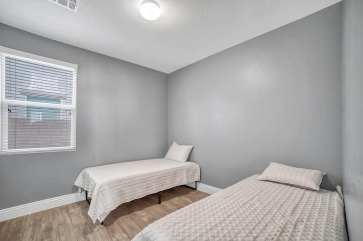 Dva odvojena ležaja u prizemlju: uživajte u jednostavnom pristupu i mirnom boravku uz dva udobna odvojena ležaja (koji se također mogu spojiti u prostrani bračni krevet) smještena na prizemlju.