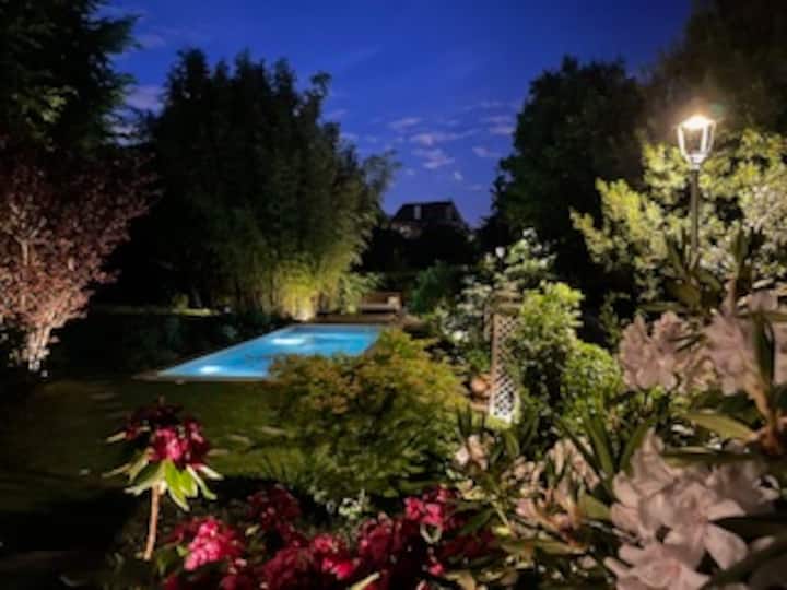 Grande Villa Avec Magnifique Jardin Et Piscine - Paris