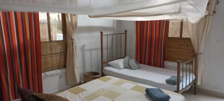 חדר בקומה השנייה, עם סוככים ומאוורר