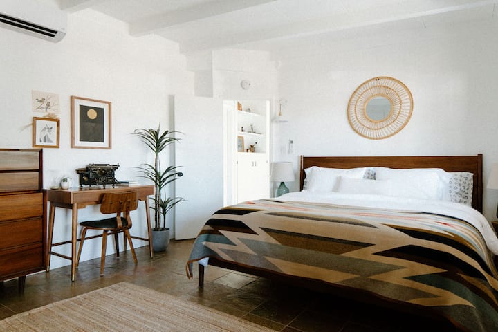 Master bedroom with en-suite bathroom-King Bed