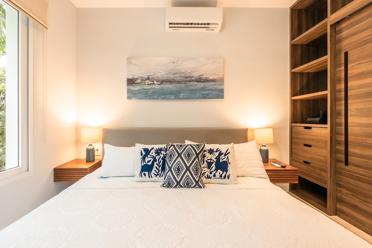 ¡Duerme como jefe! Cama king sise + aire acondicionado + Smart TV + armario