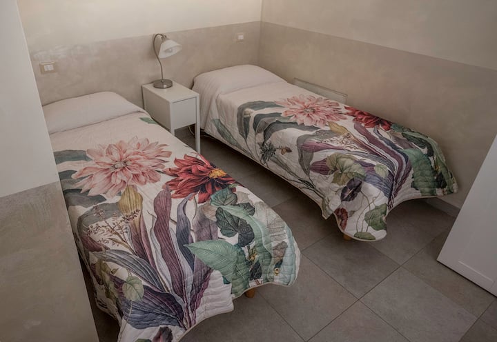 2) Cameretta  con due letti singoli