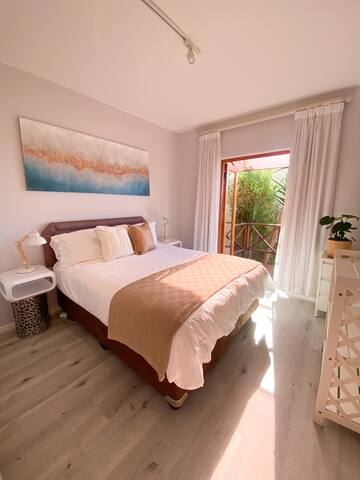 Kalk Bay-Sunny 2 Bed. Seaviews. Braai. Patio. Pool gallery image 5