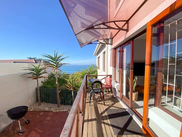 Kalk Bay-Sunny 2 Bed. Seaviews. Braai. Patio. Pool