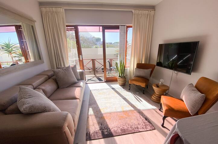 Kalk Bay-Sunny 2 Bed. Seaviews. Braai. Patio. Pool gallery image 4