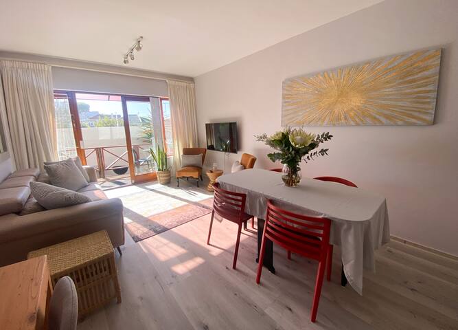 Kalk Bay-Sunny 2 Bed. Seaviews. Braai. Patio. Pool gallery image 3