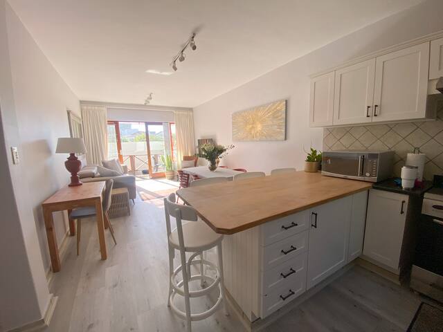 Kalk Bay-Sunny 2 Bed. Seaviews. Braai. Patio. Pool gallery image 2